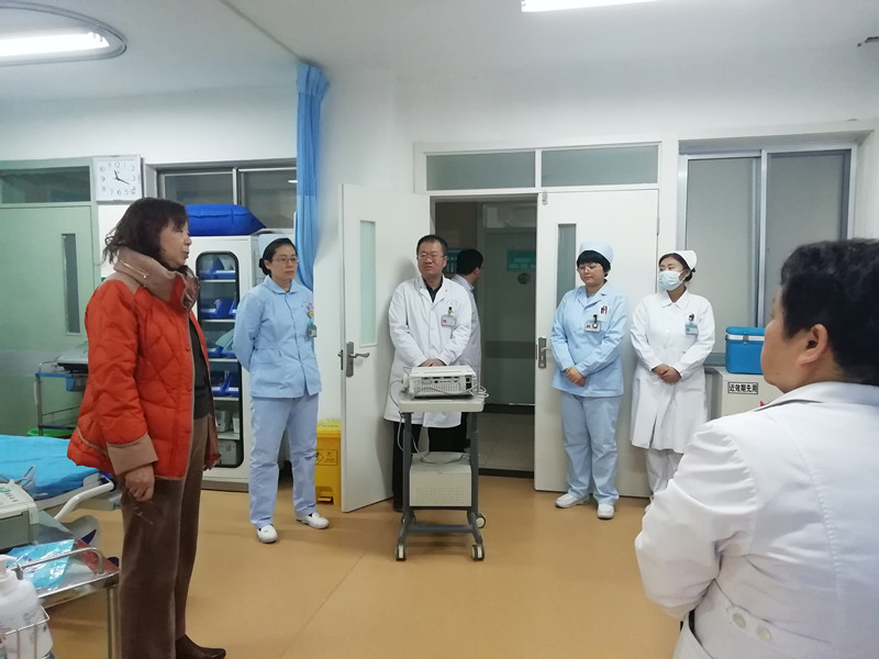 1 督查组一行在急诊科检查.jpg